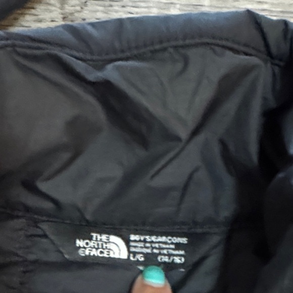The North Face Boy’s Black Puffer Jacket - Picture 4 of 4